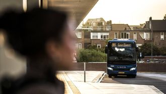 GRONINGEN - Een reiziger op een verder leeg perron op Station Groningen tijdens een landelijke 24-uursstaking in het ov. SIESE VEENSTRA / ANP