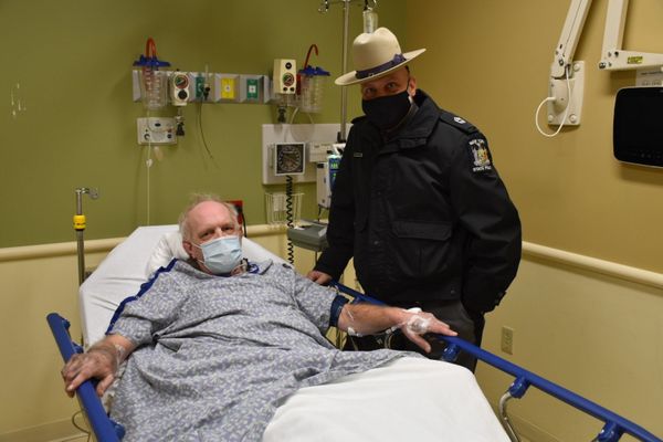 Foto van de man met de politieagent in het ziekenhuis