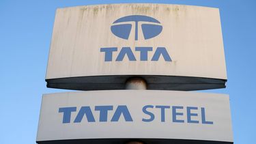 IJMUIDEN - Een logo van Tata. De staalfabriek schrapt achthonderd banen. De staalmarkt heeft het al enige tijd zwaar en om ook in de toekomst concurrerend en winstgevend te blijven, wil de staalproducent de personeelskosten verder verlagen. ANP JEROEN JUMELET
