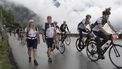 Een foto van Alpe d'Huzes met fietsers en wandelaars op een berg
