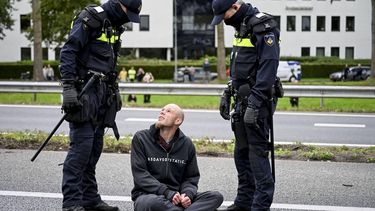 ZEVENAAR - Klimaatactivisten van Extinction Rebellion tijdens een blokkade van de snelweg A12. De activisten willen dat het kabinet stopt met 'subsidiëring van fossiele brandstoffen'. JOSH WALET / ANP