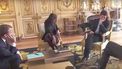 Hond Macron plast presidentieel kantoor onder