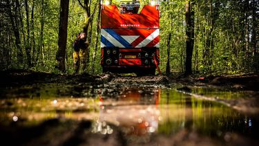 HELDEN - Brandweer blust na tijdens een grote natuurbrand in het Limburgse Helden. Het getroffen gebied bedraagt ongeveer 7000 vierkante meter. ROB ENGELAAR / ANP