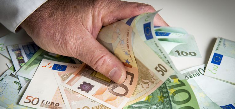 Zoveel meer salaris verdienen mannen dan vrouwen, per leeftijdsgroep