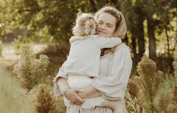 Bo Bouwman (33) vocht al twee keer tegen kanker, nu is ze ongeneeslijk ziek: ‘Ik hoop op nog zoveel mogelijk tijd met mijn dochter’