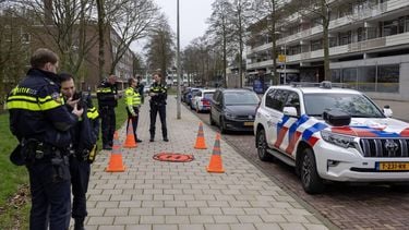 AMSTERDAM - Bij een Joodse school aan de Zeelandstraat in Amsterdam-Buitenveldert heeft een explosie plaatsgevonden. Politie, justitie en burgemeester Halsema zeggen het incident te zien als een gerichte aanslag tegen de Joodse gemeenschap. MICHEL VAN BERGEN / ANP