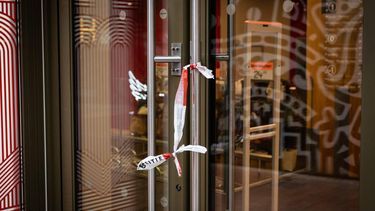 AMSTERDAM - Een stukje van een politielint op de Nieuwendijk die na een steekpartij was afgezet door de politie. Een man stak op verschillende plekken achter de Dam in totaal vijf mensen neer. Hij werd door een omstander tegen de grond gewerkt en door de politie afgevoerd. Over zijn identiteit en motief is nog niets bekend. ANP SIMON LENSKENS