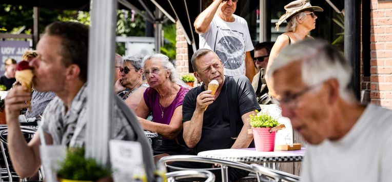 GARDEREN - Bezoekers eten een ijsje bij een ijssalon in Garderen op de Veluwe. De zon schijnt flink in Nederland en zorgt voor zomerweer met hoge temperaturen. ANP ROB ENGELAAR