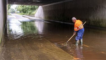 DE LUTTE - De Lossersedijk onder de A1 is ondergelopen met water na hevige regenval. De snelwegen A1 en A35 waren in beide richtingen afgesloten omdat er water op het wegdek stond. ANP MANON BRUININGA