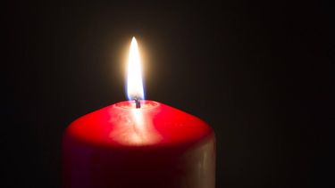 DEN HAAG - Een brandende kaars. ANP  LEX VAN LIESHOUT