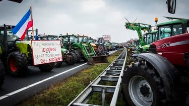 Een foto van een boerenprotest op de snelweg