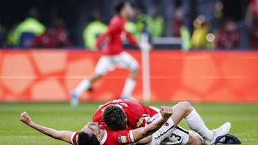 ROTTERDAM - (l-r) Wouter Goes of AZ en Alexandre Penetra of AZ vieren de 3-0 tijdens de KNVB bekerfinale wedstrijd tussen AZ en N.E.C. in Stadion De Kuip op 19 april 2026 in Rotterdam, Nederland. ROBIN VAN LONKHUIJSEN / ANP