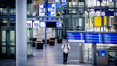 UTRECHT - Wachtende reizigers op Utrecht CS tijdens de landelijke staking in het openbaar vervoer. Tot 8 uur leggen ov-medewerkers het werk neer tegen de plannen van het kabinet om te bezuinigen op de sociale zekerheid. ROBIN UTRECHT / ANP