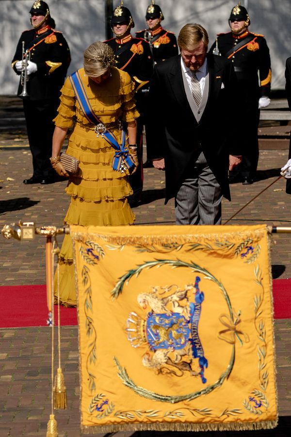 Een foto van koning Willem-Alexander en Máxima op weg naar de Troonrede