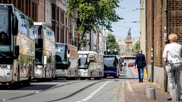 foto van touringcars in Den Haag