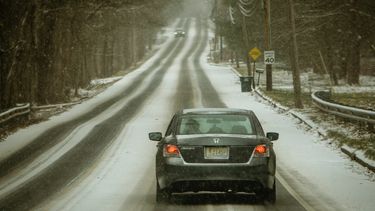 Een foto van een auto op de weg in winterse omstandigheden