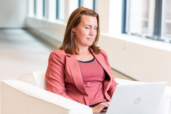 Wat gebeurt er als je een hulplijn belt? ‘Naast een onbekende op een bankje’ luisterlijn