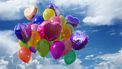 Man vliegt met heliumballonnen over Zuid-Afrika