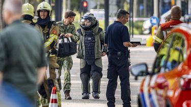 LEEUWARDEN - Een medewerker van de Explosieven Opruimingsdienst Defensie bij vliegbasis Leeuwarden waar de Koninklijke Marechaussee een man heeft aangehouden na een bommelding. De man riep dat hij een bom bij zich had en had een pakket bij zich dat door de EOD is  onderzocht. NOORDERNIEUWS / ANP
