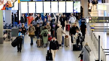 SCHIPHOL - Reizigers op luchthaven Schiphol. Luchtvaartmaatschappijen annuleren vluchten vanwege de winterse omstandigheden die al dagen aanhouden. ROBIN VAN LONKHUIJSEN / ANP
