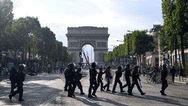 Fransen demonstreren tegen 'voorrang voor gevaccineerden'