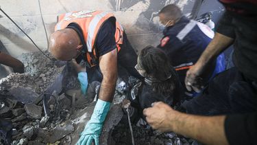 2023-11-07 08:20:25 Palestinian rescuers help a victim of Israeli bombardment in Khan Yunis in the southern Gaza Strip on November 7, 2023, amid continuing battles between Israel and the Palestinian militant group Hamas. 
Mahmud HAMS / AFP