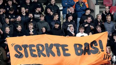 NIJMEGEN - Volendam supporters met een spadoek voor de NEC Nijmegen speler, Bas Dost, voorafgaand aan de Nederlandse Eredivisie wedstrijd tussen NEC en FC Volendam in De Goffert op 5 november 2023 in Nijmegen, Nederland. ANP JEROEN PUTMANS