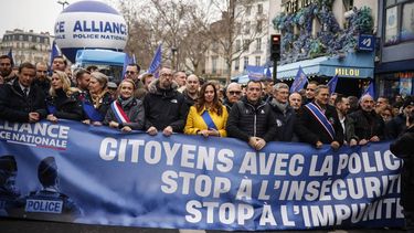 epa12694369 Members of the French police shout slogans and hold a banner during a nationwide demonstration in Paris, France, 31 January 2026, demanding better pay and working conditions.  EPA/YOAN VALAT