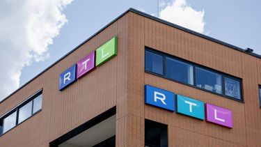 HILVERSUM - Pand met logo van RTL (Radio Télévision Luxembourg) op het Media Park. Nederlandse omroepen maken hier televisie- en radioproducties. ANP ROBIN VAN LONKHUIJSEN