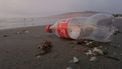De dop zit al een jaar lang aan je plastic fles vast: waarom is die keuze gemaakt en wat levert 't op?