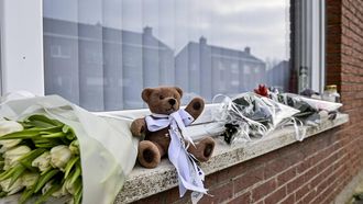 BEVEREN - Bloemen bij het huis van de moeder van Dean Verberckmoes. De 4-jarige Dean werd dood aangetroffen in Vrouwenpolder, Veere, in de provincie Zeeland. Dave De K. (34), de man die op woensdag 12 januari met Dean verdween, werd eerder die dag gearresteerd. ANP / Belga / Dirk Waem ** NETHERLANDS ONLY **
