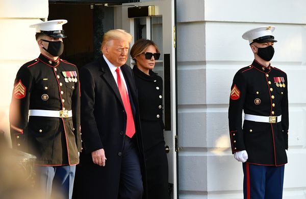Een foto van Donald Trump en Melania bij het verlaten van het Witte Huis