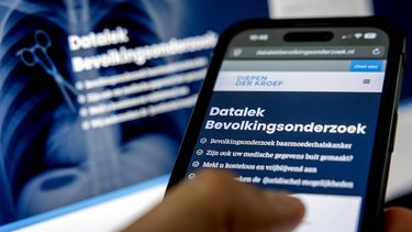 LLUSTRATIEF - De website datalekbevolkingsonderzoek.nl op een telefoon. Tienduizenden vrouwen van wie gegevens zijn gestolen bij de hack bij laboratorium Clinical Diagnostics, hebben zich al aangesloten bij initiatieven voor een mogelijke collectieve schadeclaim. Het gaat om deelnemers aan het bevolkingsonderzoek naar baarmoederhalskanker. ANP KOEN VAN WEEL