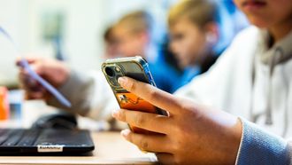 HEINENOORD - Leerlingen van basisschool IKC Het Anker met hun smartphones. Mobieltjes worden ook verboden in de klas op basisscholen en in het speciaal onderwijs. Eerder zijn al afspraken gemaakt om smartphones uit de klas te weren op middelbare scholen. ANP JEFFREY GROENEWEG