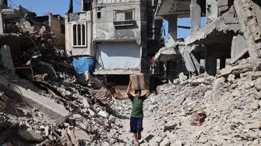 A dispilaced Palestinian boy carries a box of emergency supplies provided by the World Food Programme (WFP) after receiving it from an aid distribution point at the Nuseirat refugee camp in the central Gaza Strip, on October 19, 2025. Israeli Prime Minister Benjamin Netanyahu has warned the war in Gaza will not be over until Hamas disarms and the Palestinian territory is demilitarised while relief agencies continue to call for the Rafah border crossing from Egypt to be reopened to speed the flow of food, fuel and medicines.
Eyad BABA / AFP