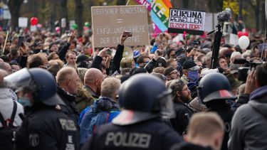 Een foto van de drukke coronademonstratie in Berlijn