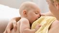 Op deze foto zie je een moeder die haar baby borstvoeding geeft.