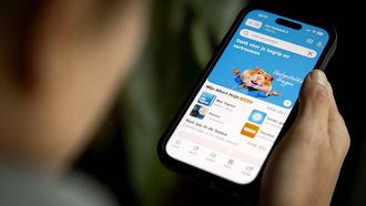 ILLUSTRATIEF - De app van Albert Heijn op een telefoon. De websites van Ahold Delhaize zijn weer te bezoeken, nadat de sites een week lang onbereikbaar waren door een groot cybersecurity-incident. KOEN VAN WEEL / ANP