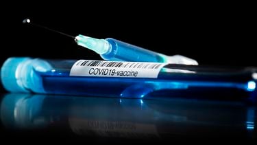 Op deze foto zie je illustratief een vaccin tegen corona