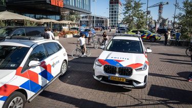 AMSTERDAM - Politie op de NDSM-kade, waar een persoon gewond is geraakt door een schietincident. MIZZLE MEDIA / ANP