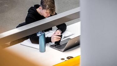 EINDHOVEN - Studenten in de bibliotheek van de TU Eindhoven. In verband met een cyberaanval heeft de universiteit haar netwerk uit de lucht gehaald en zijn er vandaag geen onderwijsactiviteiten mogelijk. ANP ROB ENGELAAR AI scriptie ChatGPT scriptie