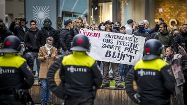 Vijf Aanhoudingen Bij Rellen In Maastricht Agent Gewond