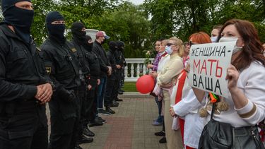 Op deze foto zijn vrouwen te zien die meedoen aan het protest in Wit-Rusland. Tegenover hen staan politieagenten.