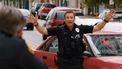 Een actiefoto van Aaron Eckhart als agent Frank Penny.