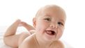 Een foto van een lachende baby, goed voor vrolijke babynamen