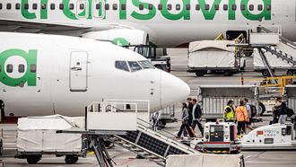 Volgens Transavia zijn de ingrepen nodig door de fors gestegen kerosineprijzen,