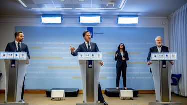 DEN HAAG - Demissionair premier Mark Rutte geeft samen met zorgminister Hugo de Jonge en Jaap van Dissel van het RIVM een persconferentie. Strengere coronamaatregelen moeten een einde maken aan de snelle opmars van de veel besmettelijkere omikronvariant. ANP ROBIN UTRECHT