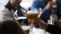 UTRECHT - Mensen genieten na werktijd van de vrijdagmiddagborrel. Uit een medisch onderzoek blijkt dat wie meer dan een glas alcohol per dag drinkt, het risico loopt eerder te overlijden. ANP XTRA JEROEN JUMELET Slecht weer en hoge prijzen gooiden roet in het eten voor de Nederlandse horeca 