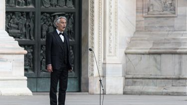 Zien: Andrea Bocelli zingt voor lege Dom in Milaan