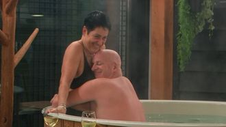 'Hitsige Henk' met zijn date Nina in de hot tub in het Lang Leve de Liefde-huis.